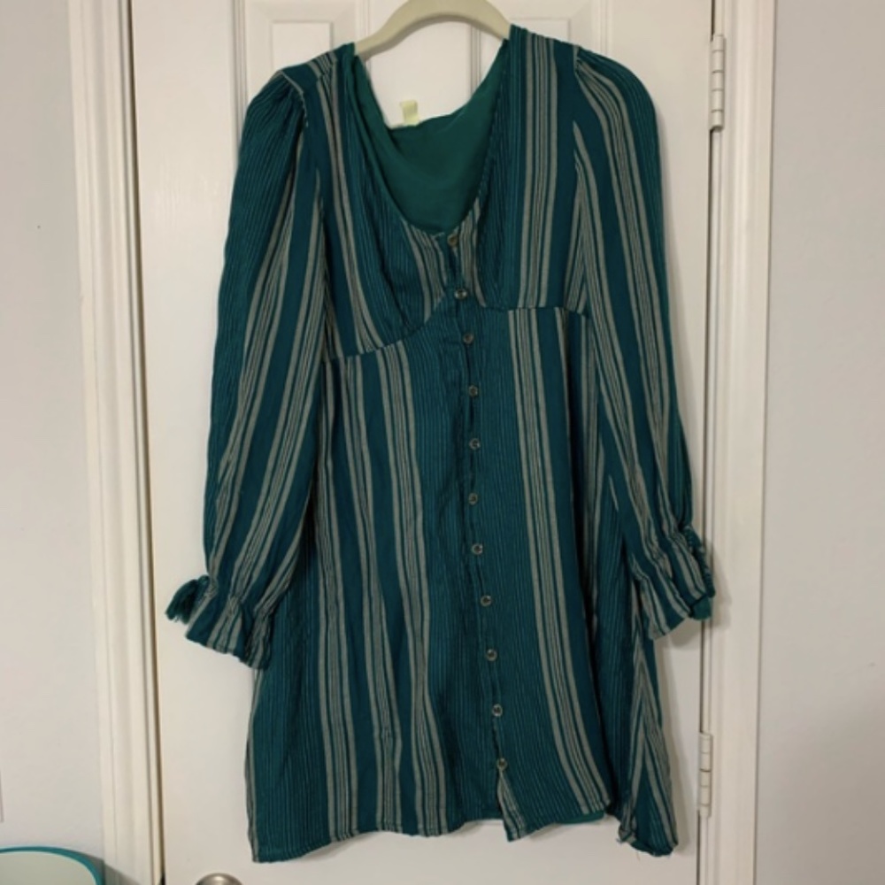 ✨ FRANCESCA'S NOVA STRIPED DRESS ✨ - Picture 2 of 5